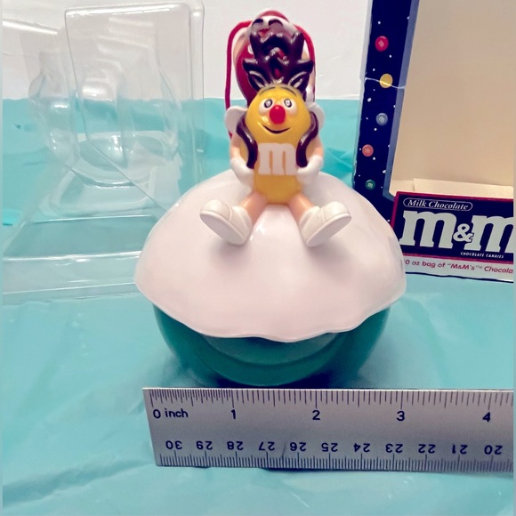 M&M’s ORNAMENT, RED & YELLOW M&M On Sled/SLEIGH, SNOWBALL NEW OPEN BOX - Picture 11 of 13